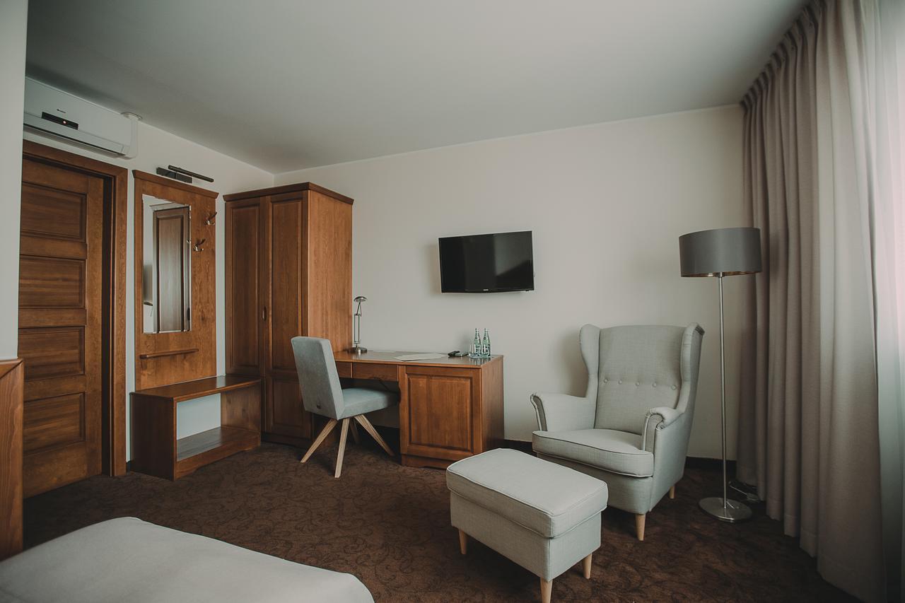 Hotel Restaurant Boss Miłosław Esterno foto